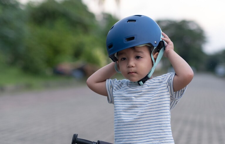 bimbo mette casco