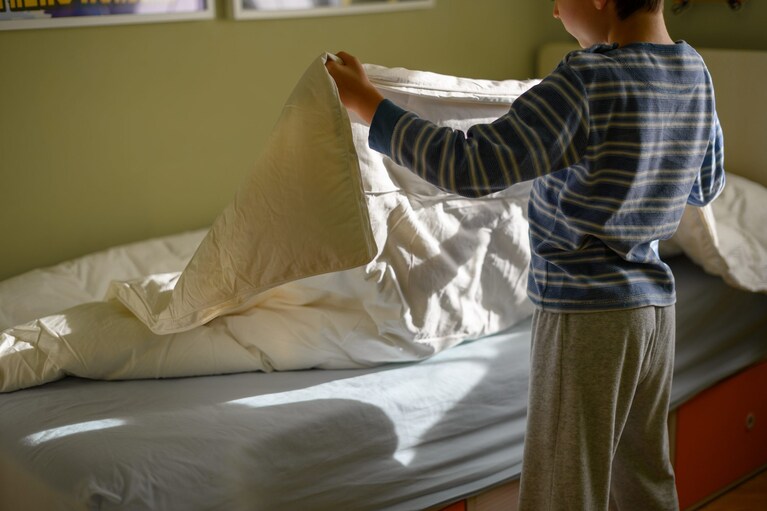 bimbo sistema il letto