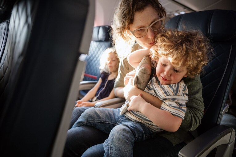 bimbo piange in aereo