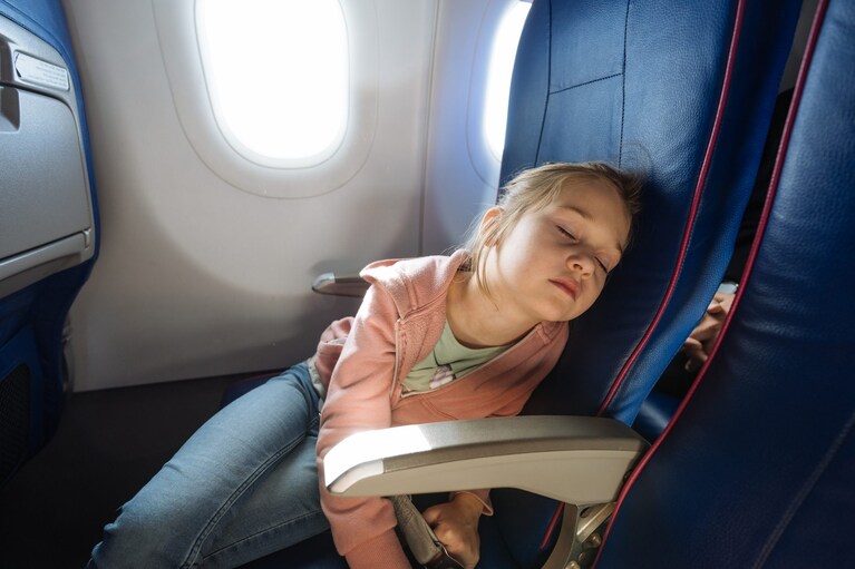 bimba dorme in aereo