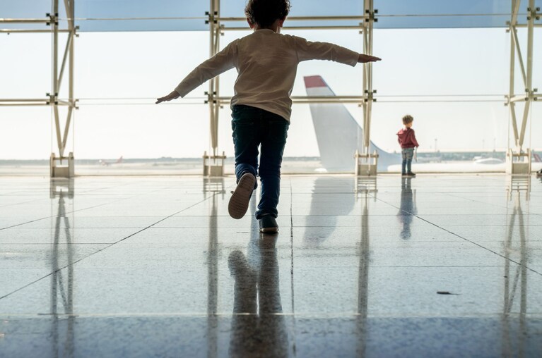 Bambino in aeroporto.