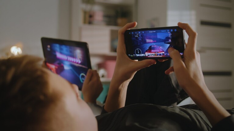 Bambino gioca videogame