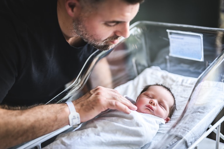 papà e neonato