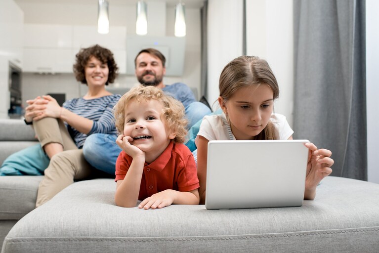 genitori e figli sugli schermi