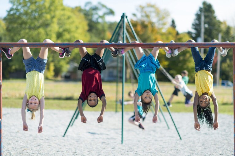 Giocare, arrampicarsi e dondolarsi aiuta i bambini a fare i conti con i propri limiti