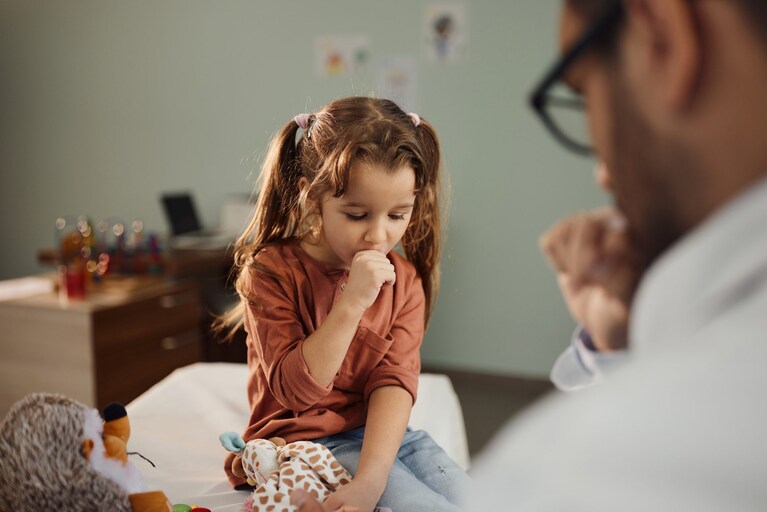 Bambina con la tosse dal pediatra