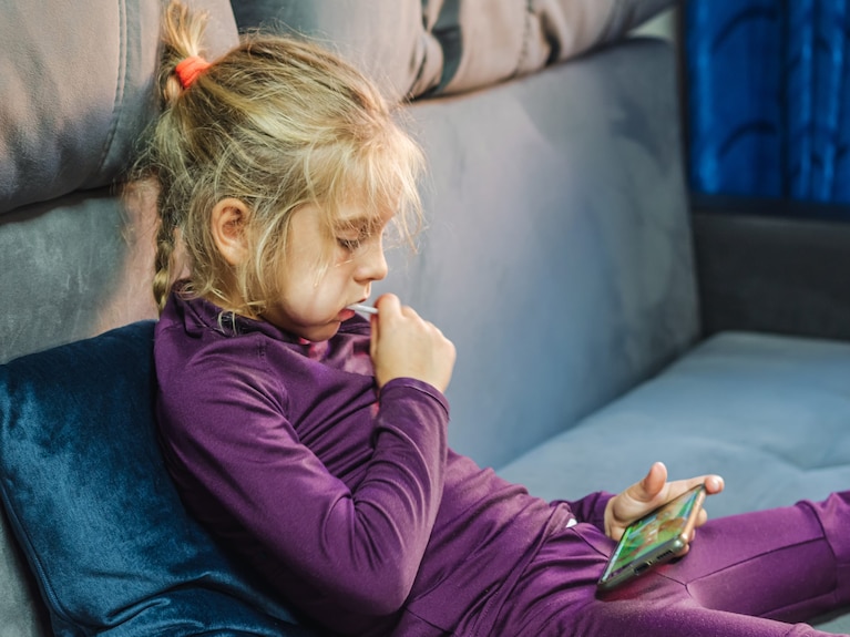 Come capire se tuo figlio è dipendente dallo smartphone: i consigli dell'esperta