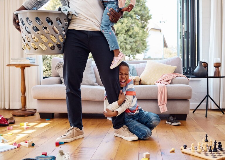 papà fa faccende domestiche
