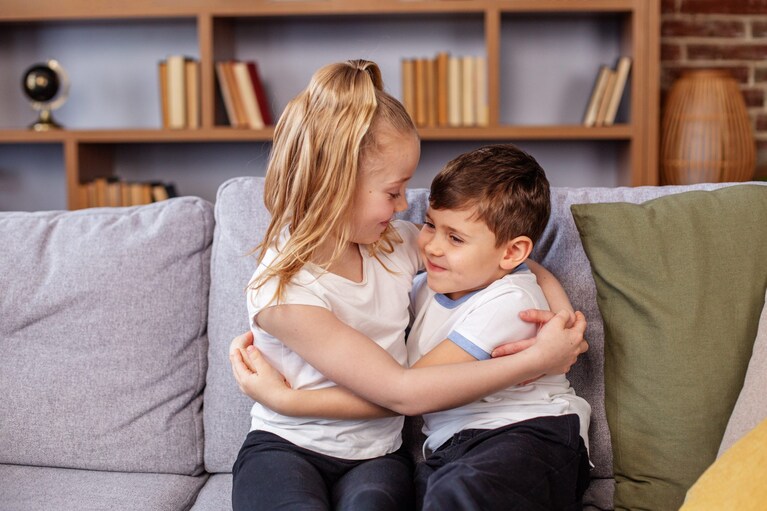 bimbi in connessione tra loro