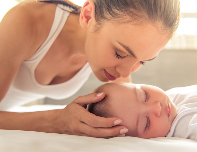mamma annusa il bambino
