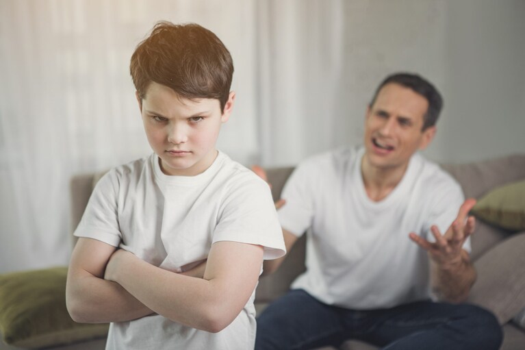 figlio e papà arrabbiati