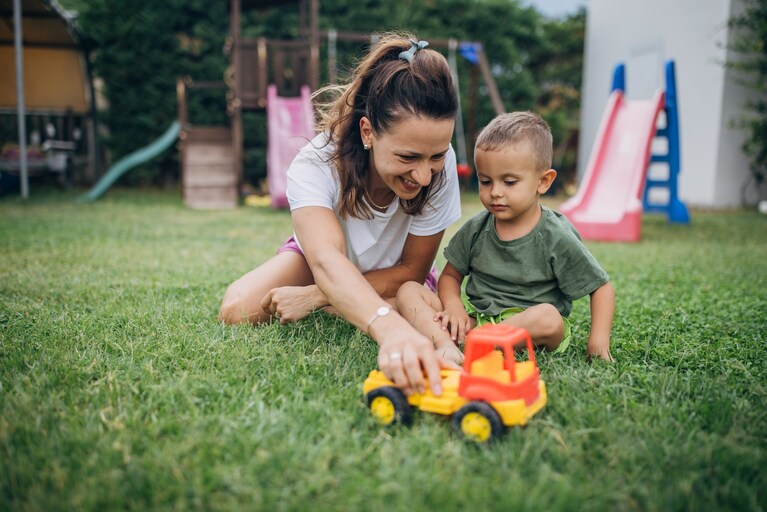 Madre gioca con figlio