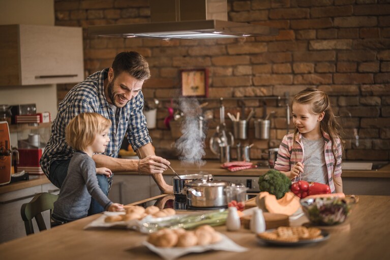 Preparare cena in famiglia aiuta a coinvolgere i bambini nelle scelte alimentari.