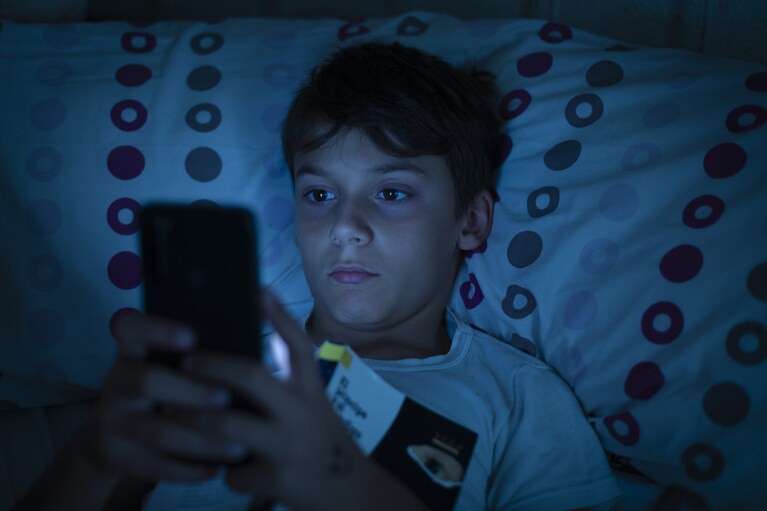 Niente smartphone e cellulari ai bambini sotto i 14 anni.
