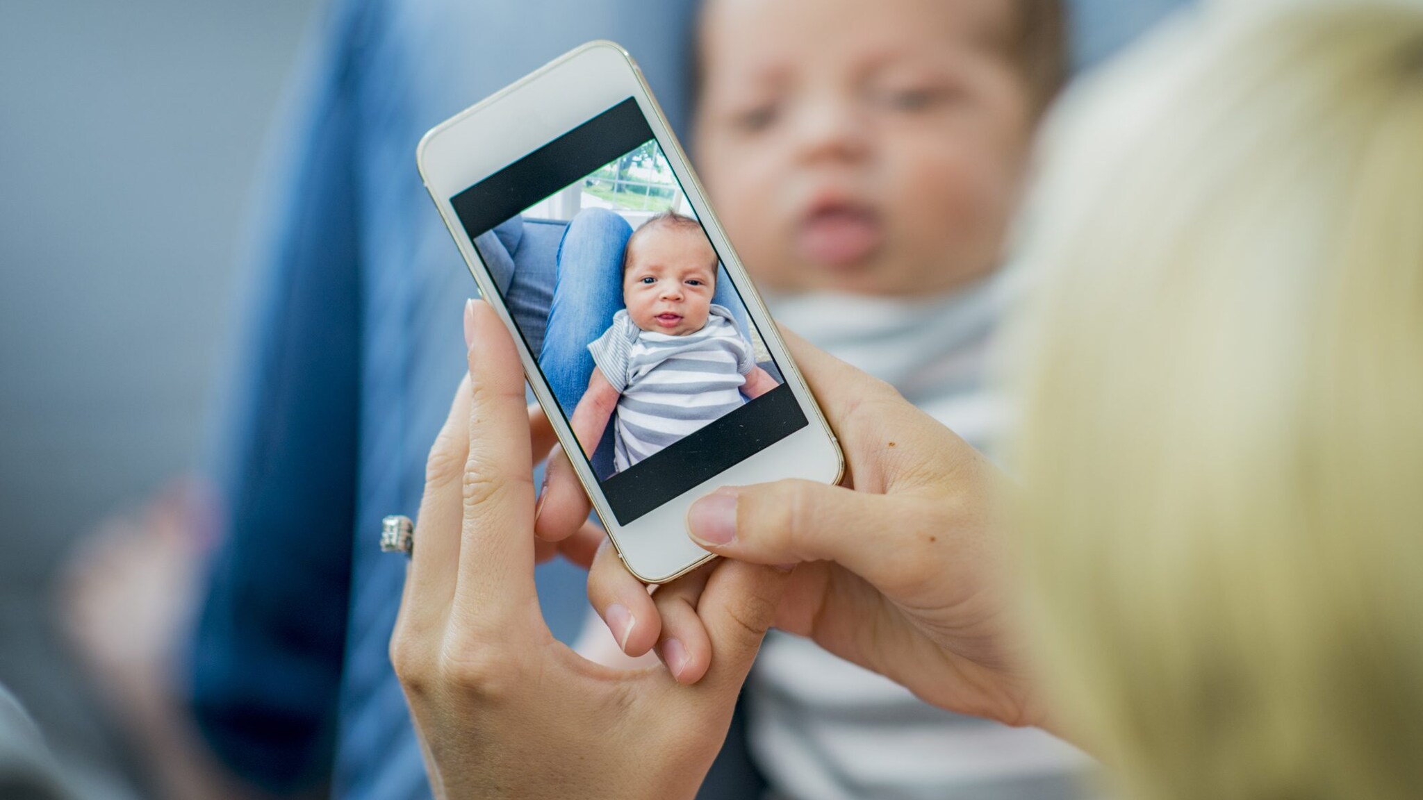 "Niente foto o video sui social per annunciare la nascita di un figlio": il pediatra spiega perché