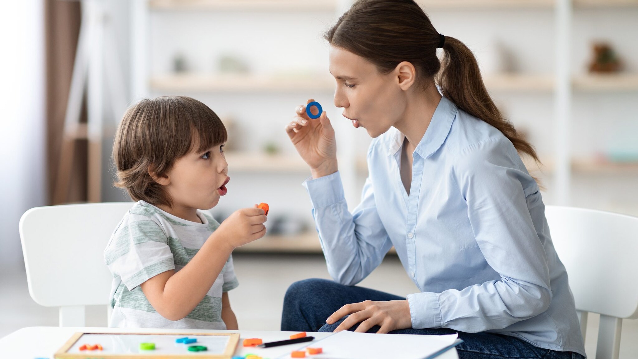 I bambini piccoli iniziano a imparare la grammatica dalle parole degli adulti: lo studio