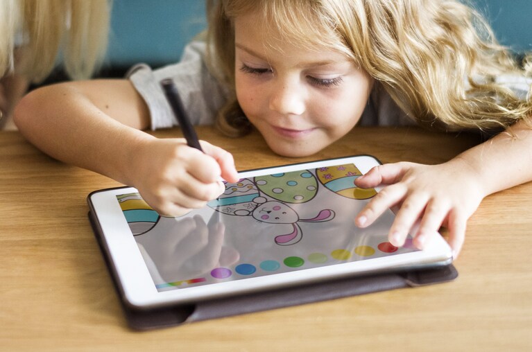 I bimbi piccoli devono stare lontani dalla tecnologia? Uno studio smentisce l'ipotesi