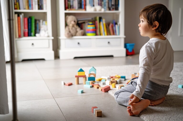 Bambino a casa da solo