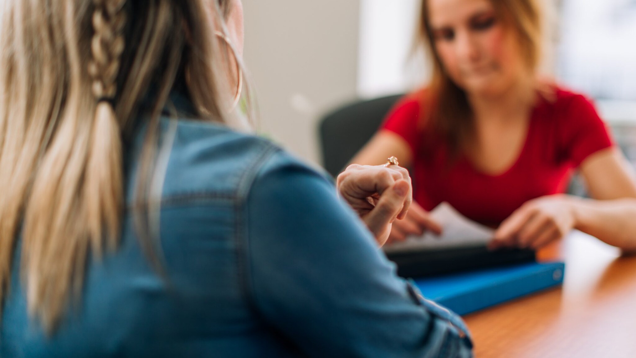 Come gestire il colloqui con gli insegnanti: i consigli degli esperti