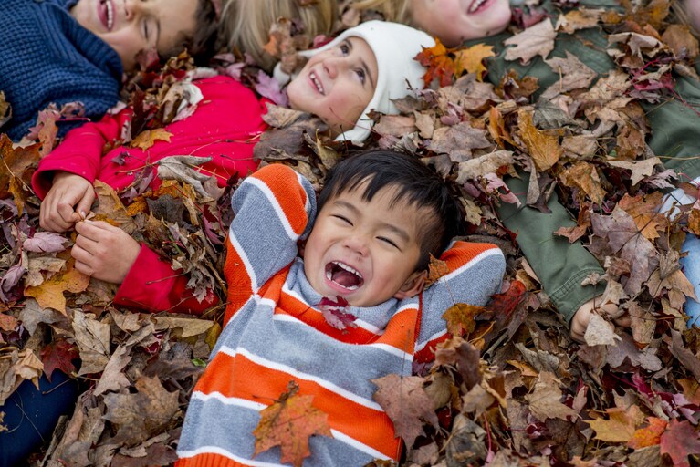 Giocare all'aperto in autunno