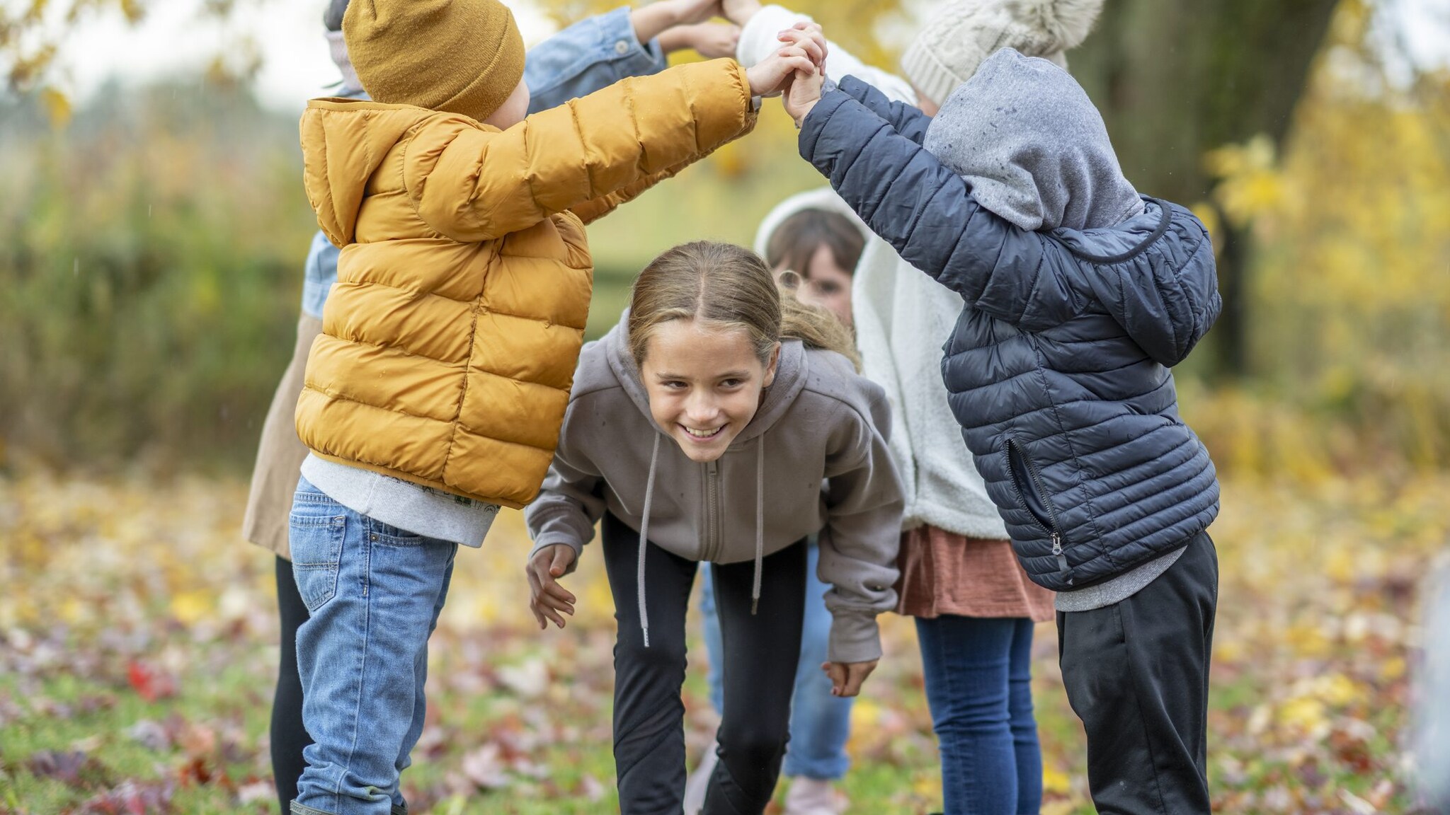 Perché i bambini dovrebbero giocare all'aperto anche in autunno e inverno