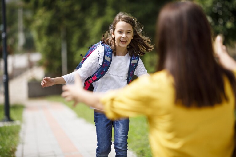 bimba felice di rivedere la mamma
