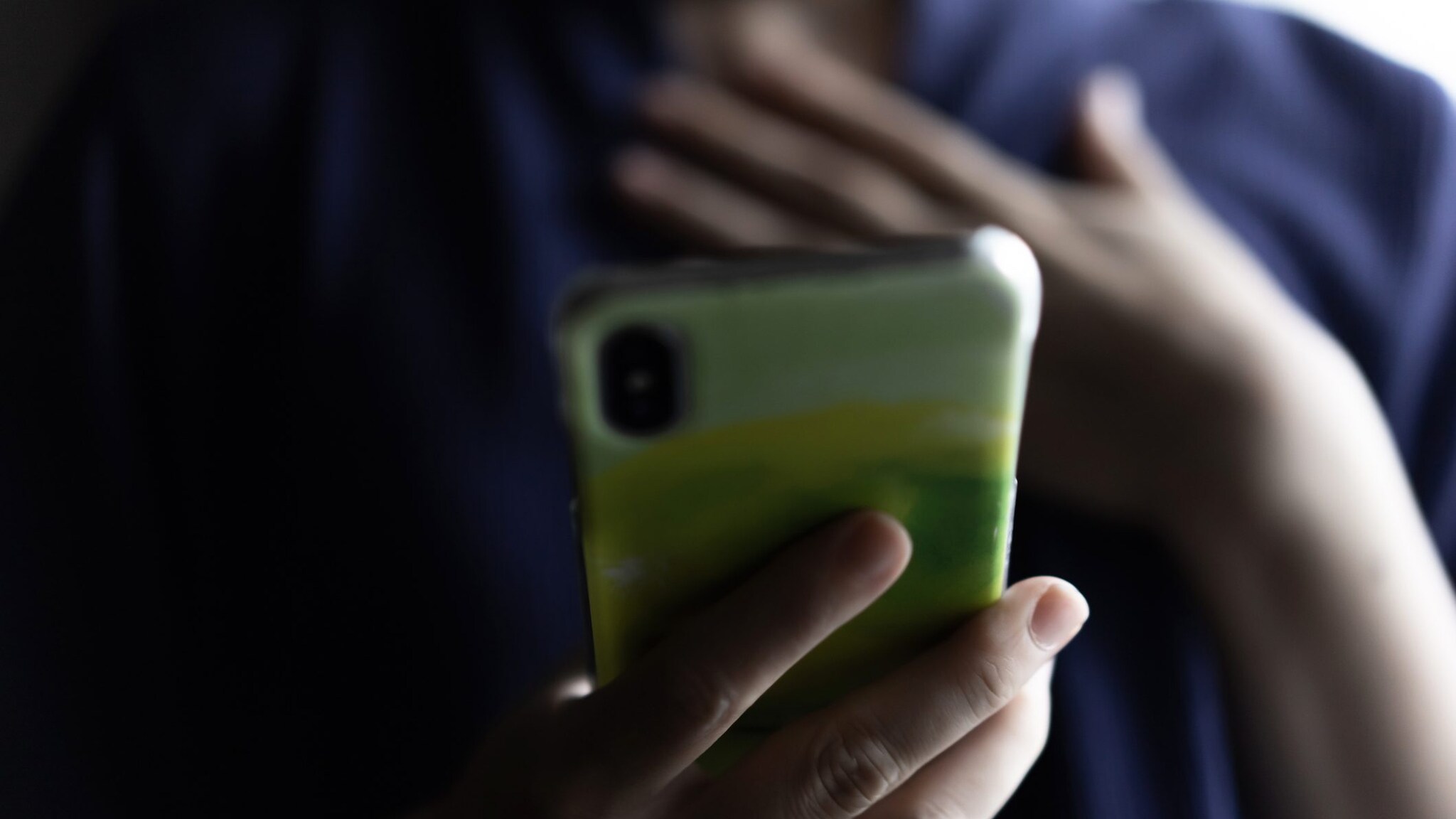 "I social hanno spinto mio figlio al suicidio": l'appello di una madre per proteggere i ragazzi dai pericoli dell'algoritmo