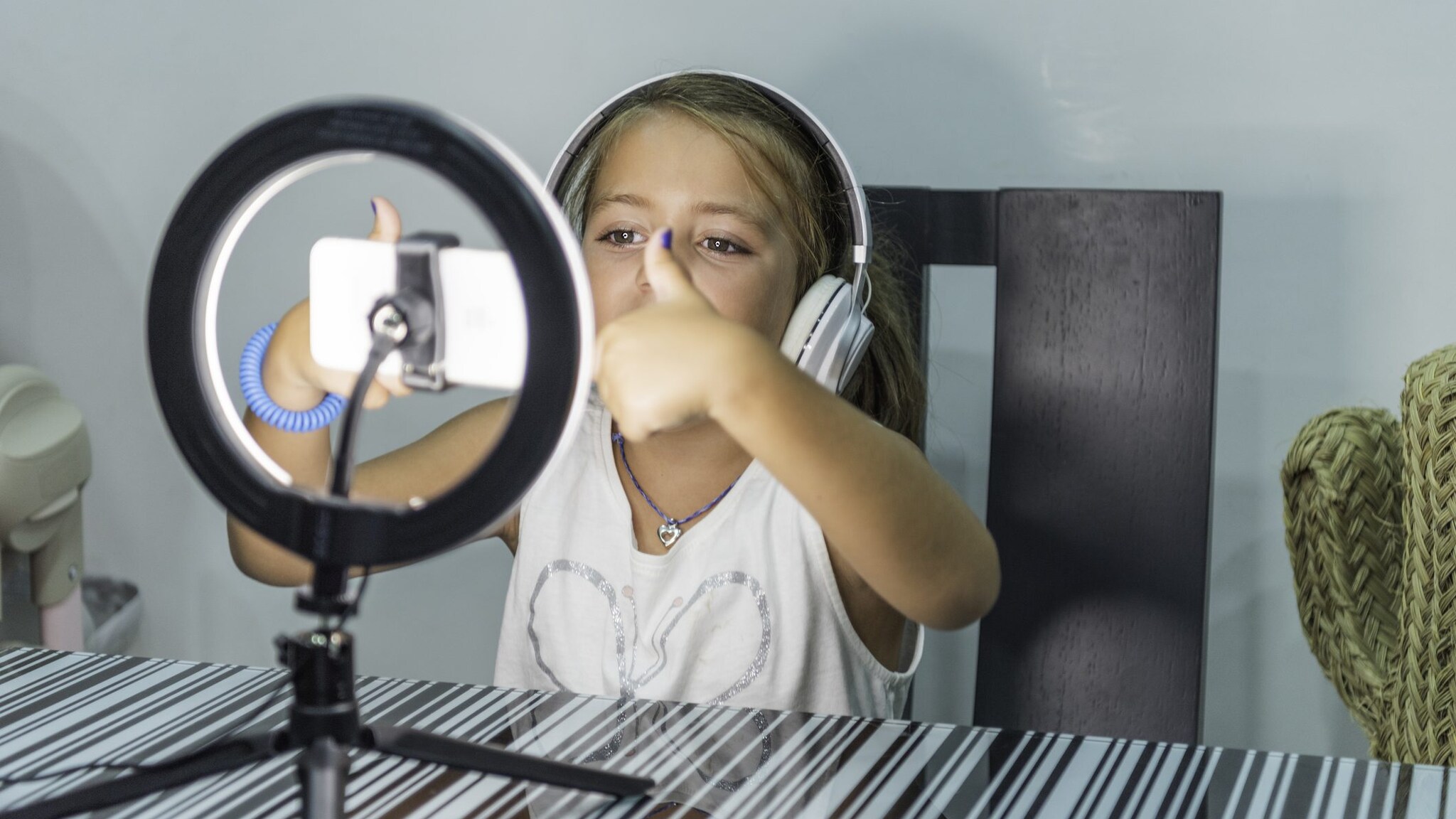 Perché sempre più paesi vogliono vietare i social agli Under 16