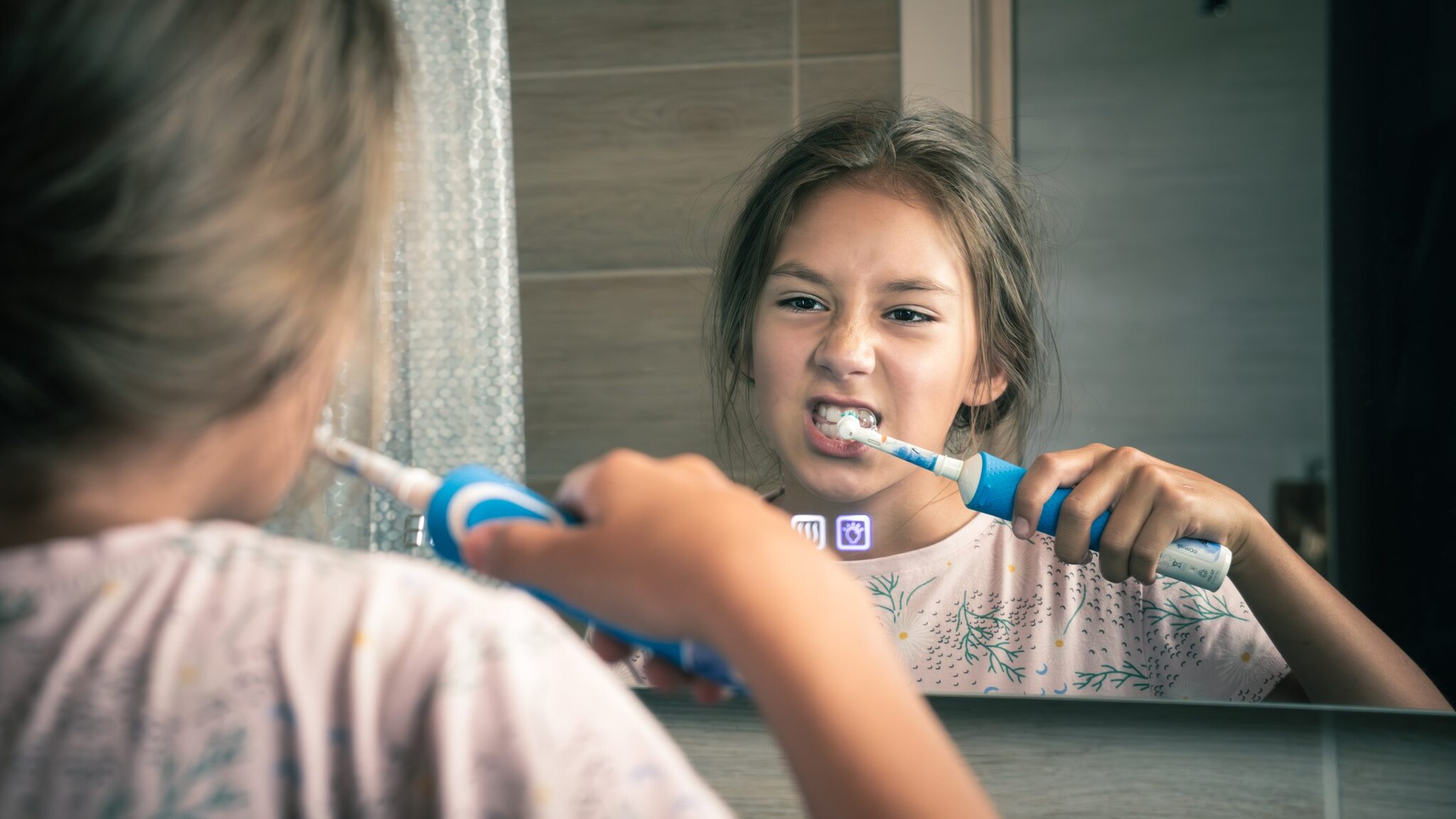 La tata star della TV inglese contro gli spazzolini elettrici: "Rendono i bambini pigri"