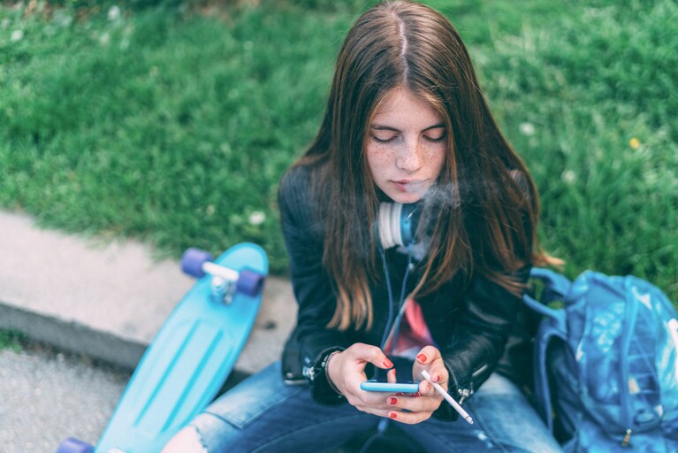 ragazza fuma