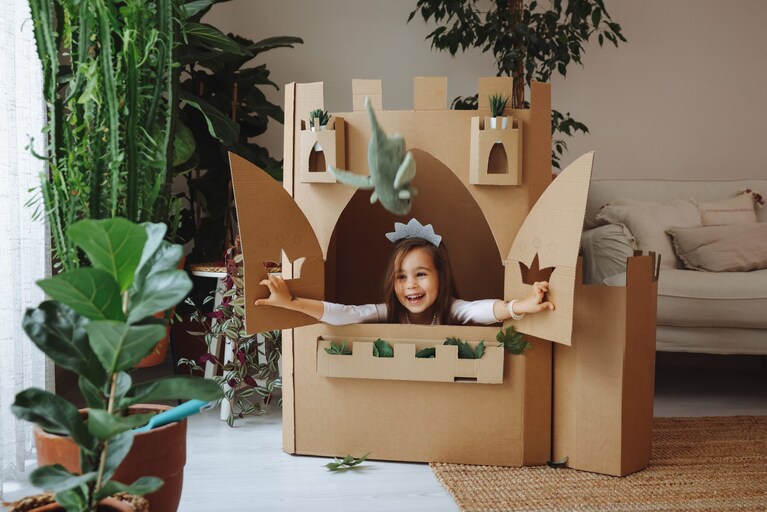 bimba gioca alle principesse