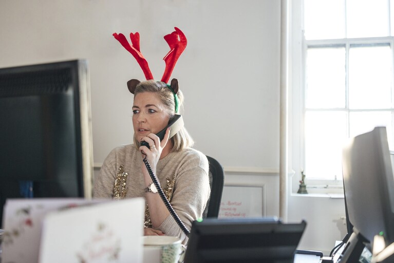 donna al lavoro a natale