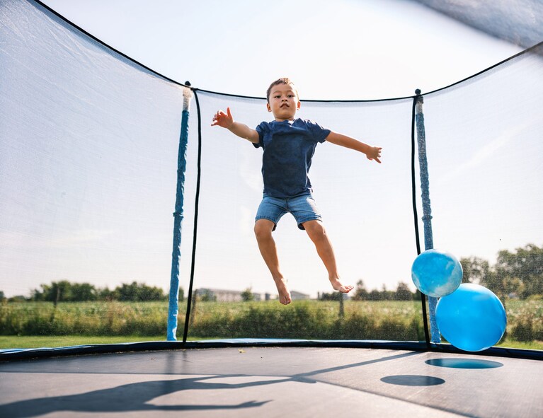 bimbo salta sul trampolino