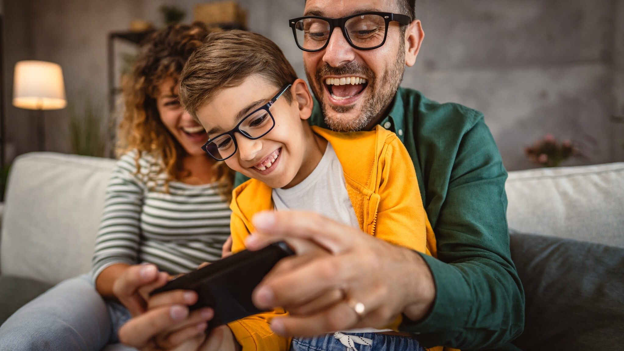 Regalare il primo smartphone per Natale? Sì, ma solo a certe condizioni: i consigli degli esperti