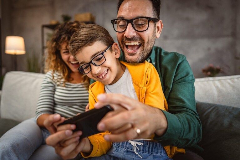 Regalare il primo smartphone per Natale? Sì, ma solo a certe condizioni: i consigli degli esperti