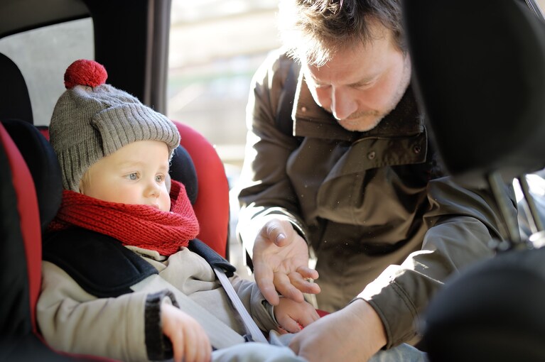 bambini-inverno-abiti-seggioni-auto-pericolo