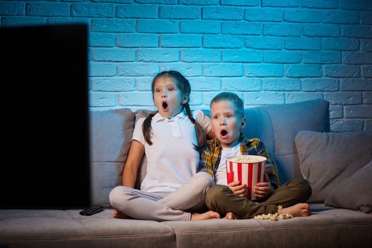bimbi davanti alla tv