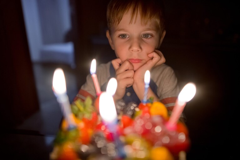 bimbo solo ad un compleanno