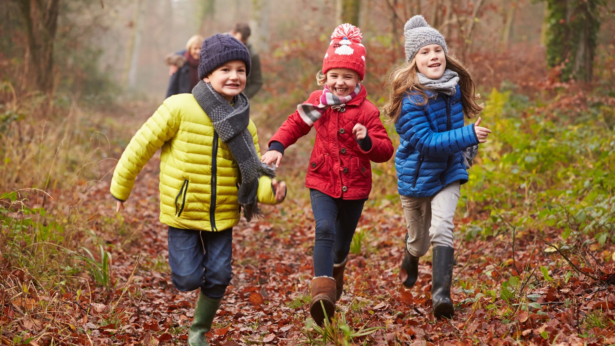 bimbi giocano insieme in inverno