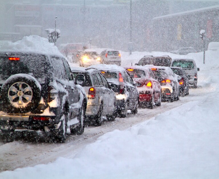 macchine in coda nella neve