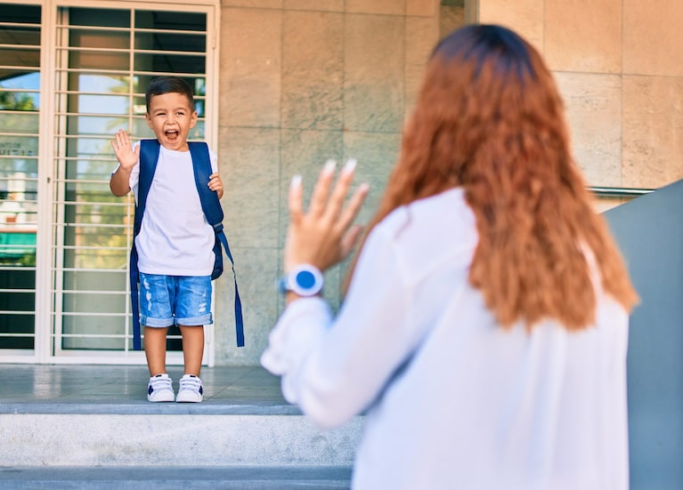 mamma e bambino primo giorno di scuola