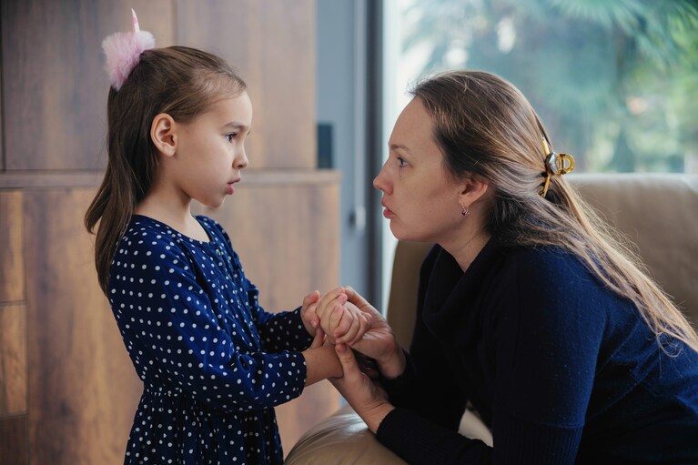 mamma parla con la figlia