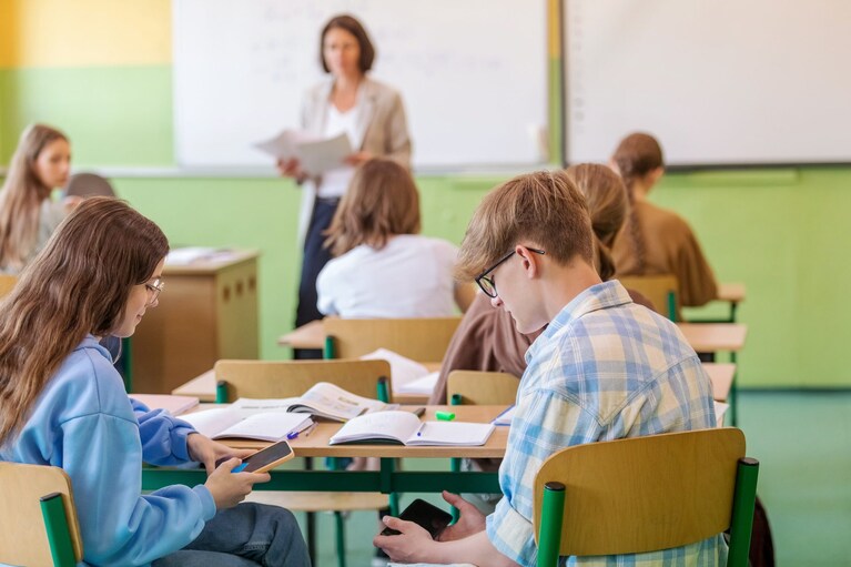 ragazzi usano il cellulare in classe