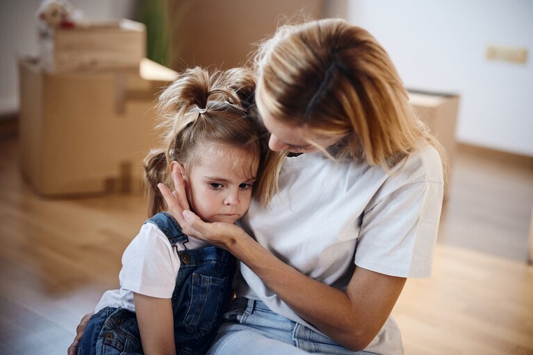 bimba triste con la mamma