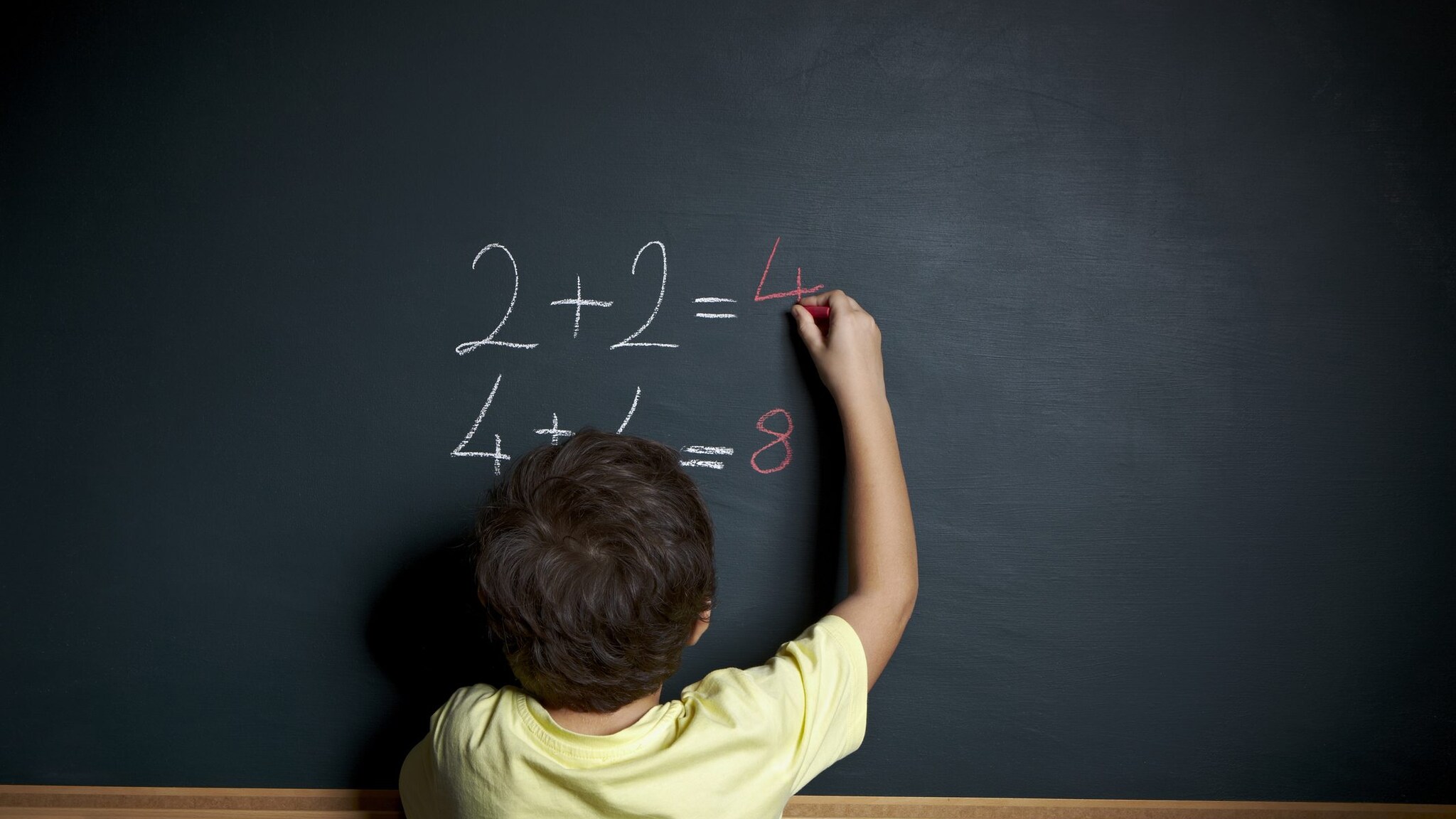bimbo risolve un'operazione matematica