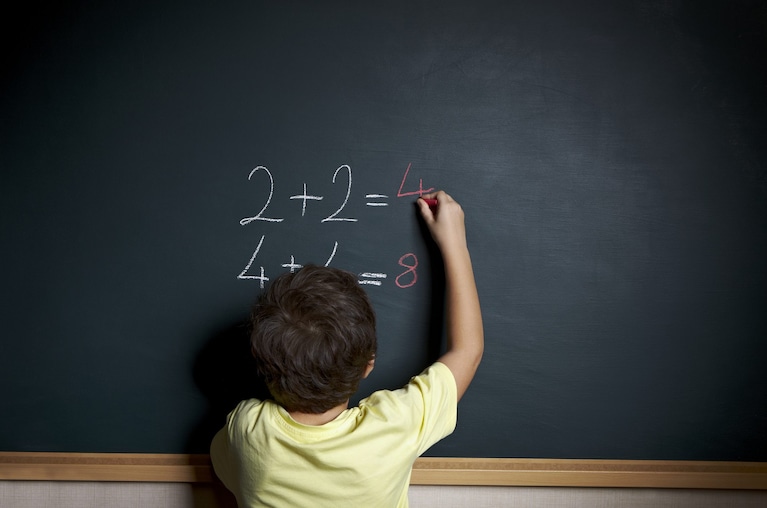 bimbo risolve un'operazione matematica