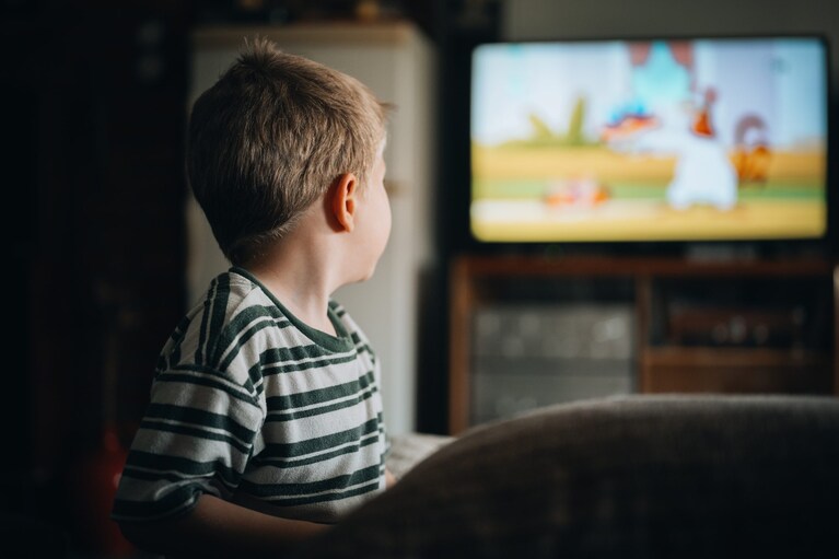 bimbo guarda la tv