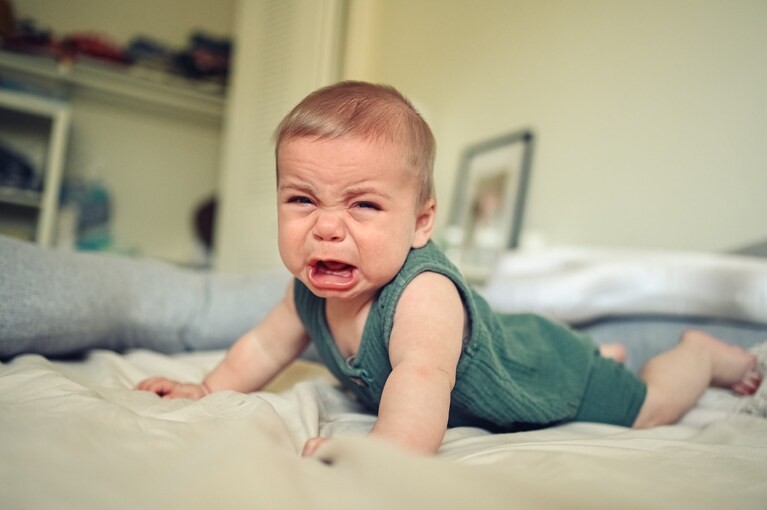 neonato piange
