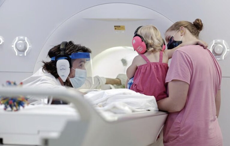 Nick Turk-Browne (a sinistra) prepara un bambino partecipante e un genitore per uno studio di risonanza magnetica infantile presso il Brain Imaging Center (ora BrainWorks) della Yale University.