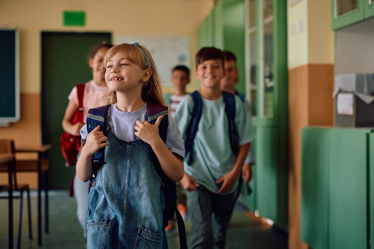 bimba va a scuola